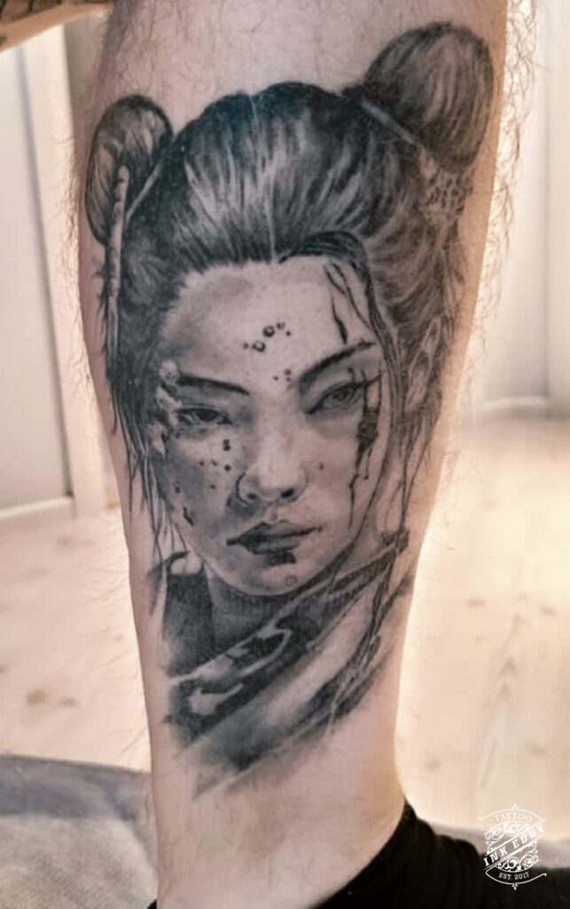 Parantunut realistinen naisen muotokuva black and grey tatuointi