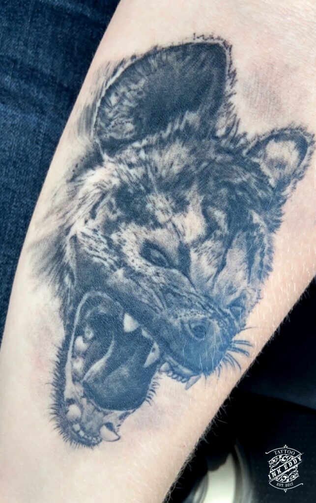 Parantunut hyeena tatuointi, realistinen eläintatuointi, Ink Eddy Tattoo Tuusula