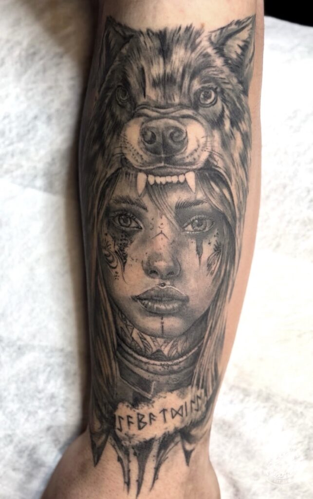 Parantunut realistinen muotokuva tatuointi, intiaaniteema, Ink Eddy Tattoo Tuusula